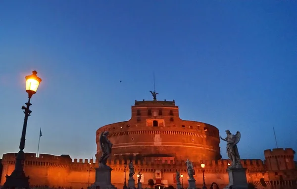 Saint Angel Castle i solnedgången med sant angelo bridge, Rom, Italien — Stockfoto