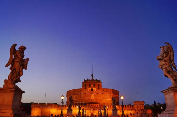 Saint Angel Castle i solnedgången med sant angelo bridge, Rom, Italien — Stockfoto