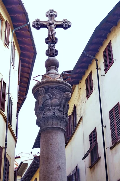 Colonna con croce nel centro di Firenze — Foto Stock