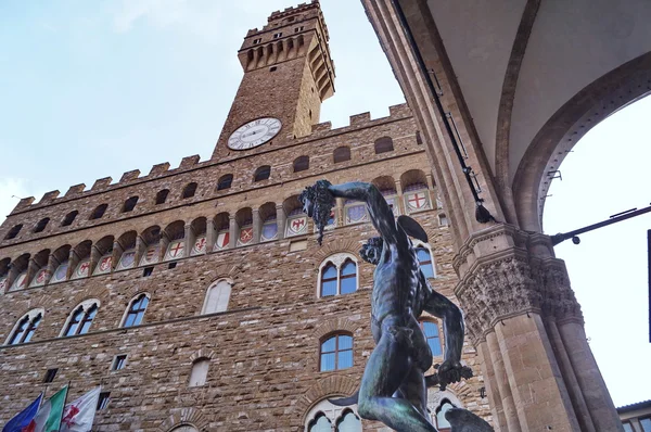 Perseo e Medusa di Benvenuto Cellini in Piazza Signoria a Firenze — Foto Stock