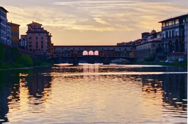 サンセット フィレンツェ イタリアのヴェッキオ橋 — ストック写真