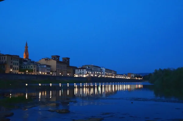 O rio Arno à noite Florença Itália — Fotografia de Stock