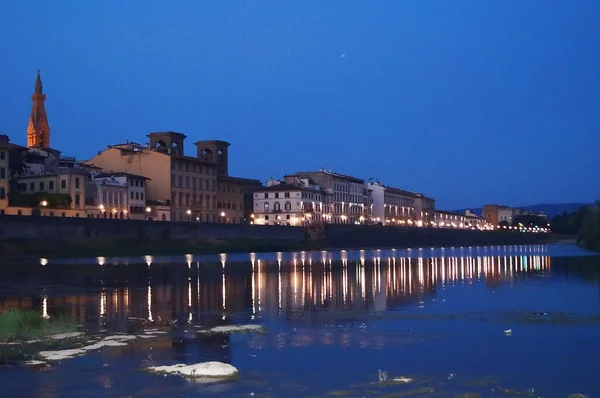 El río Arno por la noche Florencia Italia — Foto de Stock