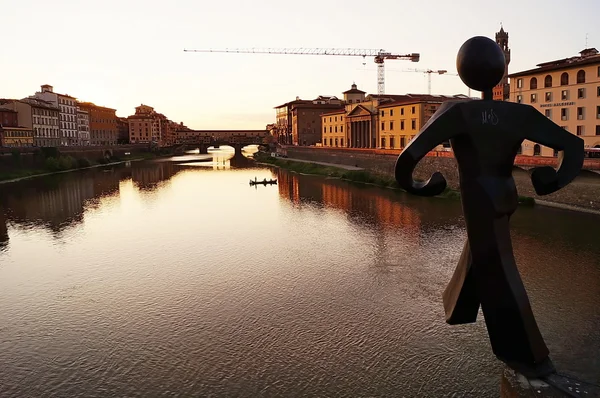 Estatua de un saltador en el puente Ponte Vecchio en Florencia al atardecer Italia —  Fotos de Stock