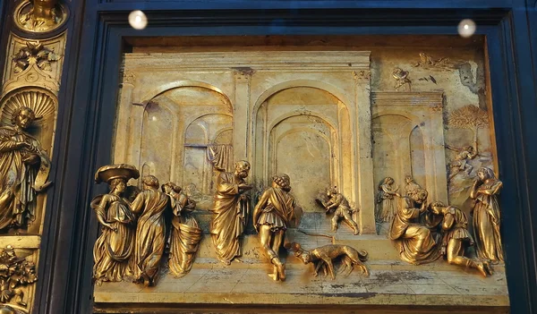 Detalle de la puerta original del paraíso en el museo de la Ópera del Duomo Florencia Italia — Foto de Stock