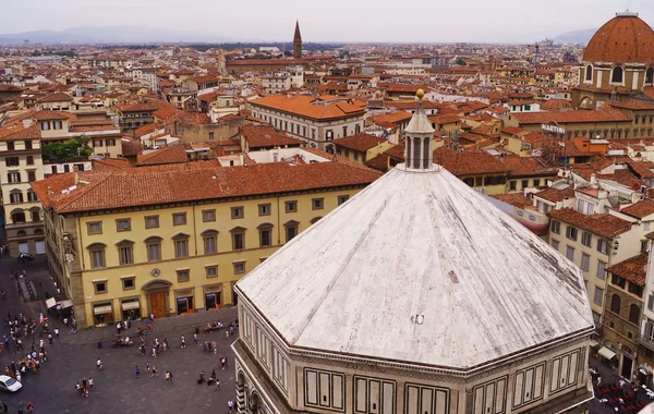 Vista aérea del baptisterio de Florencia desde el campanario de Giotto, Florencia, Italia — Foto de Stock