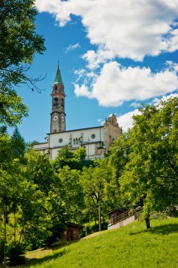 Ağaçların arasında bucak kilise görünümü