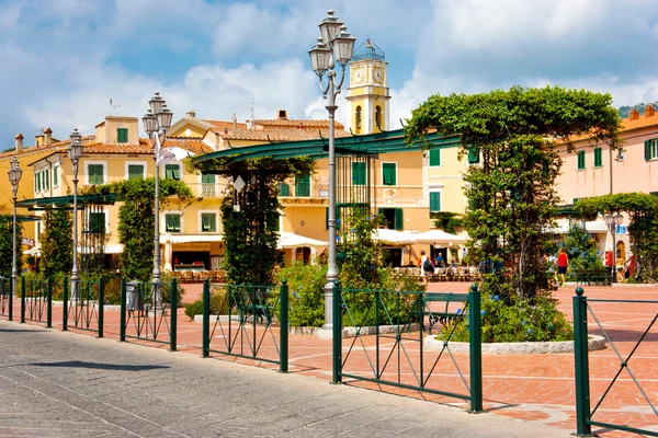 Caminhada no centro de Porto Azzurro — Fotografia de Stock