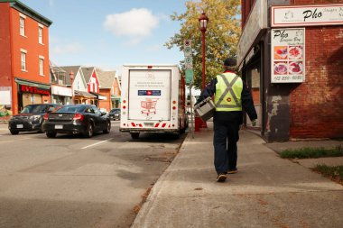 Ottawa, Ontario, Kanada - 8 Ekim 2020: Bir Kanada Posta işçisi Ottawa 'daki bir karavana döndü.