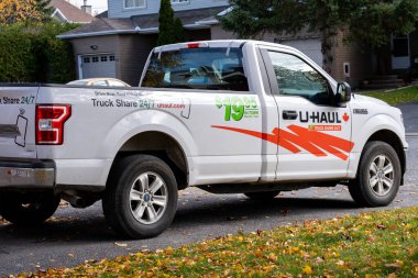 Ottawa, Ontario, Kanada - 25 Ekim 2020: Banliyö yolunda park edilmiş bir U-Haul kiralık kamyonet.