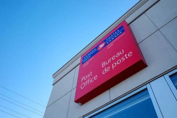 Ottawa, Ontario, Kanada - 5 Kasım 2020: Barrhaven 'daki bir postanede Canada Post yetkili bir dağıtıcı imzası.