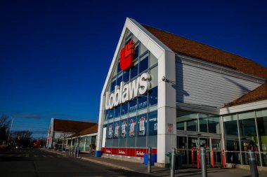 Ottawa, Ontario, Kanada - 18 Kasım 2020: Kolej Meydanı alışveriş merkezinde bir Loblaws marketi.