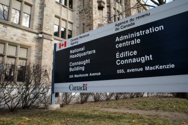 Ottawa, Ontario, Kanada - 18 Kasım 2020: Ottawa 'daki Connaught Binası' nın dışındaki Kanada Vergi Dairesi Ulusal Karargahı (CRA) için bir işaret.