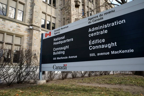 加拿大安大略省渥太华 2020年11月18日 加拿大税务局 Cra 国家总部在渥太华的Connaught Building外的标志 — 图库照片
