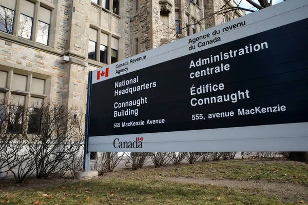 Ottawa, Ontario, Kanada - 18 Kasım 2020: Ottawa 'daki Connaught Binası' nın dışındaki Kanada Vergi Dairesi Ulusal Karargahı (CRA) için bir işaret.