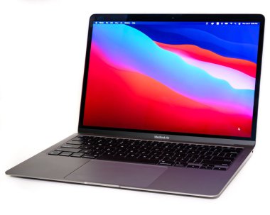 Ottawa, Ontario, Kanada - 3 Ocak 2021: Yeni M1 Apple Silikon işlemcili 13 inçlik Macbook Air dizüstü bilgisayarının 2020 yılı sonu modeli.