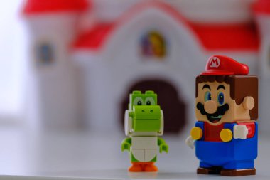 Ottawa, Ontario, Kanada - 7 Ocak 2021: LEGO Super Mario serisinden Mario ve Yoshi oyuncak figürleri.