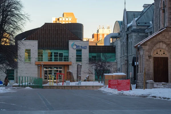 カナダ オンタリオ州オタワ 2021年1月8日 駐車場のランプが運転中のCovid 19検査の登録につながるオタワ市役所へのエルジン通りの入り口オタワ病院 — ストック写真