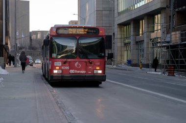 Ottawa, Ontario, Kanada - 8 Ocak 2021: Ottawa şehir merkezindeki bir belediye otobüsünde 