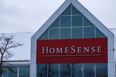 Ottawa, Ontario, Kanada - 17 Ocak 2021: Barrhaven 'da bir HomeSense ev eşyaları ve dekor mağazasının yapı işareti. İndirimli mağazaların markası TJX Şirketleri 'ne aittir..