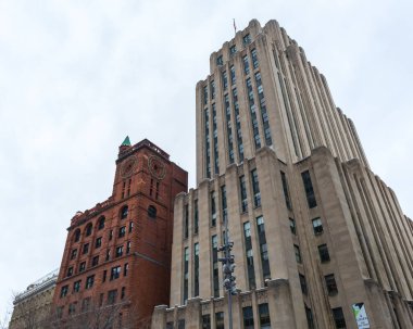 Montreal, Quebec, Kanada - 2 Ocak 2020: New York Hayat Sigortası Binası, solda ve Aldred Binası, sağda, Eski Montreal 'deki Place d' Armes 'de iki ofis binası.