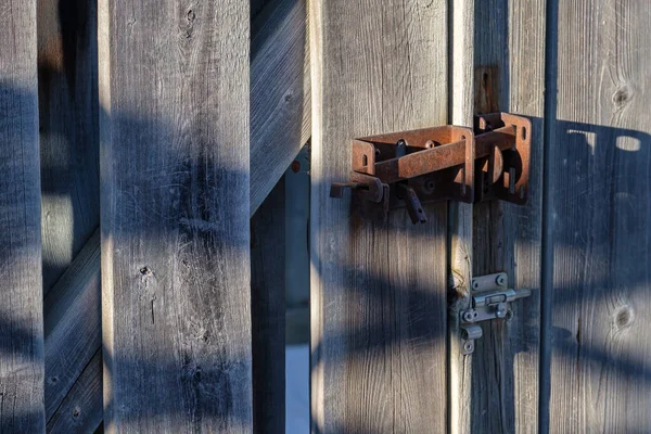 Pestillo Metal Oxidado Sostiene Puerta Una Valla Madera Cerrada —  Fotos de Stock