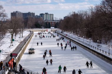 Ottawa, Ontario, Kanada - 6 Şubat 2021: İnsanlar RIdeau Kanal Skateway 'in buzları üzerinde kayıyorlar.