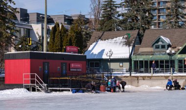Ottawa, Ontario, Kanada - 6 Şubat 2021: Rideau Kanal Skateway 'deki NCC Tuvaletleri, COVID-19 salgını nedeniyle ilsel tecrit sırasında kapatılmıştır..