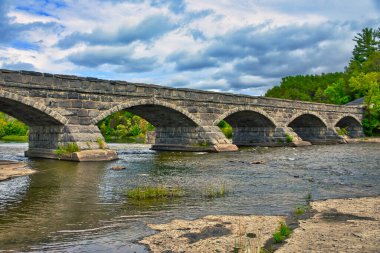 Kanada, Ontario, Pakenham 'daki beş kemerli taş köprü 1903' te inşa edildi ve Kuzey Amerika 'da var olan tek köprüdür..