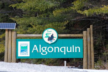 Algonquin Park, Ontario, Kanada - 12 Mart 2021: Ontario Parkları, parkın doğu kapısı girişindeki Algonquin Provincial Park için imza attı.