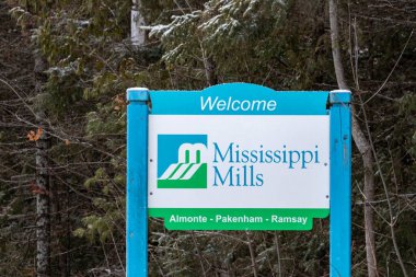 Ottawa, Ontario, Kanada - 11 Aralık 2019 Mississippi Mills kasabası için bir karşılama tabelası üç kurucu topluluğu sıraladı: Almonte, Pakenham ve Ramsay..