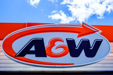 Ottawa, Ontario, Kanada - 9 Mayıs 2021: Fast-food restoran zincirinin bir yerinde A & W logosu.