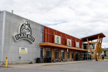 Ottawa, Ontario, Kanada - 6 Mayıs 2021; Barrhaven Community 'deki Woodroofe Bulvarı' nda bir çiftlik çocuğu bakkalı.