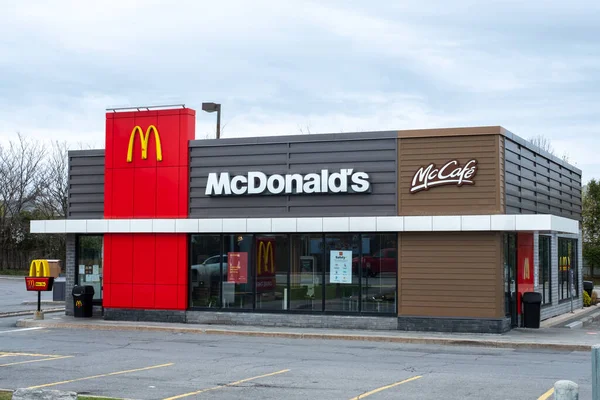 Ottawa, Ontario, Kanada - 4 Mayıs 2021: Barrhaven 'da Fallowfield Road' daki McDonald 's Kanada restoranı.