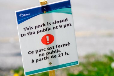 Ottawa, Ontario, Kanada - 19 Mayıs 2021: Barrhaven 'daki bir kamu parkındaki bir belediye belediyesi, COVID-19 salgın kısıtlamaları nedeniyle ziyaretçilere parkın akşam 9' da kapatıldığı uyarısında bulundu..