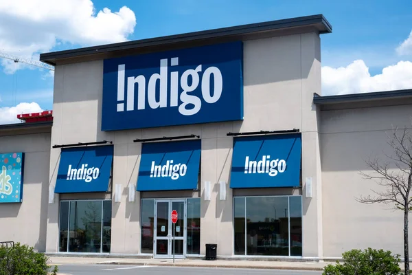 Ottawa, Ontario, Kanada - 17 Mayıs 2021: Barrhaven 'da bir Indigo Books & Music perakende mağazası, COVID-19 salgını sırasında sadece taşra kısıtlamaları sırasında kaldırıma açılır.