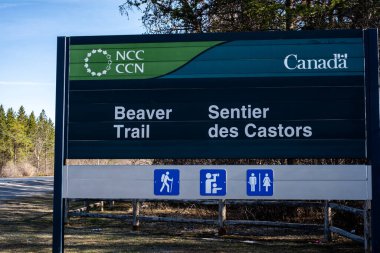 Ottawa, Ontario, Kanada - 8 Nisan 2021: Moodie Drive 'daki Kunduz Yolu otoparkının girişinde Ulusal Sermaye Komisyonu (NCC) imzası.