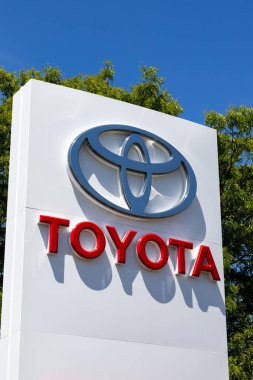 Ottawa, Ontario, Kanada - 31 Mayıs 2021: Toyota Motor Corporation 'ın logosu (TYO: 7203, NYSE: TM) bir Ottawa otomobil bayisinin önünde sergilenmektedir..