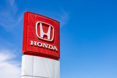Ottawa, Ontario, Kanada - 31 Mayıs 2021: Honda Motor Şirketi 'nin logosu (TYO: 7267, NYSE: HMC) bir otomobil galerisindeki tabelada.