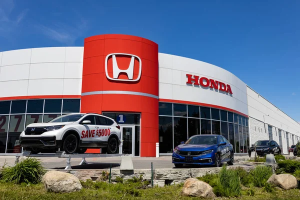 Ottawa, Ontario, Kanada - 31 Mayıs 2021: Ottawa 'daki Merivale Yolu' ndaki Dow Honda araba galerisi.