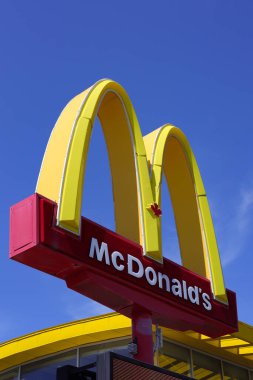 Ottawa, Ontario, Kanada - 31 Mayıs 2021: McDonald 's Golden Arches logosu, Kanadalı versiyonunda bir akçaağaç yaprağı, Merivale Yolu' ndaki bir restoranda bir tabela üzerinde.