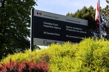 Ottawa, Ontario, Kanada - 31 Mayıs 2021: Camelot Drive 'daki Kanada Gıda Denetleme Dairesi federal hükümet ofislerinde bir işaret.