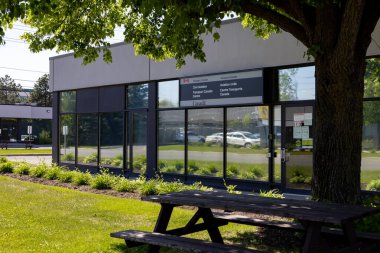 Ottawa, Ontario, Kanada - 31 Mayıs 2021: Camelot İş Parkı 'ndaki Ulaşım Kanada Sivil Havacılık Hizmetleri Merkezi.