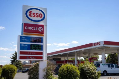 Ottawa, Ontario, Kanada - 31 Mayıs 2021: Merivale Yolu ve Meadowlands Yolu 'nun köşesindeki Esso benzin istasyonu ve Circle K bakkalı.