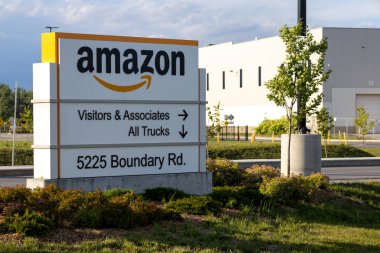 Ottawa, Ontario, Kanada - 21 Haziran 2021: 5225 Sınır Yolu 'ndaki Amazon dağıtım deposunda damgalanmış bir tabela.