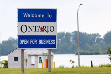 Hawkesbury, Ontario, Kanada - 21 Haziran 2021: Ile de Chenail 'de bir tabela Grenville, Quebec' ten Ontario 'ya geçen sürücüleri 