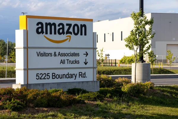Ottawa, Ontario, Kanada - 21 Haziran 2021: 5225 Sınır Yolu 'ndaki Amazon dağıtım deposunda damgalanmış bir tabela.