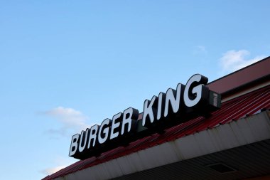 Ottawa, Ontario, Kanada - 30 Temmuz 2021: Merivale Yolu yakınlarındaki Hunt Club Road 'daki bir fast food restoranının çatısında Burger King yazısı.