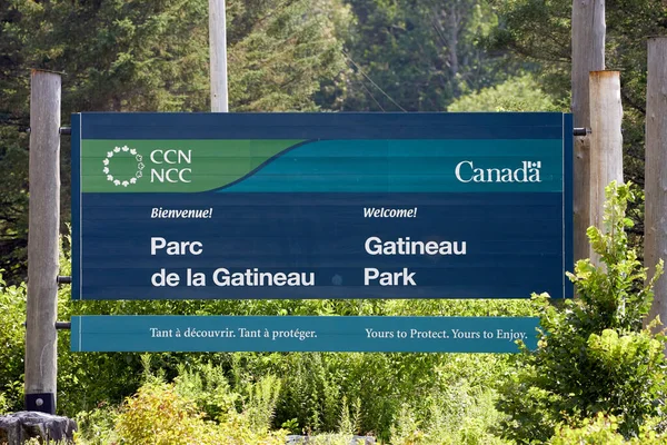 La Peche, Quebec, Kanada - 30 Temmuz 2021: Gatineau Park girişinde bir hoş geldin işareti.