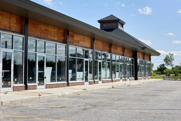 Dunrobin, Ontario, Kanada - 14 Ağustos 2021: Ottawa 'nın batısındaki Dunrobin şehrinde bir alışveriş merkezi, 2018 yılında meydana gelen bir EF3 kasırgasının ardından yeniden inşa edildi..